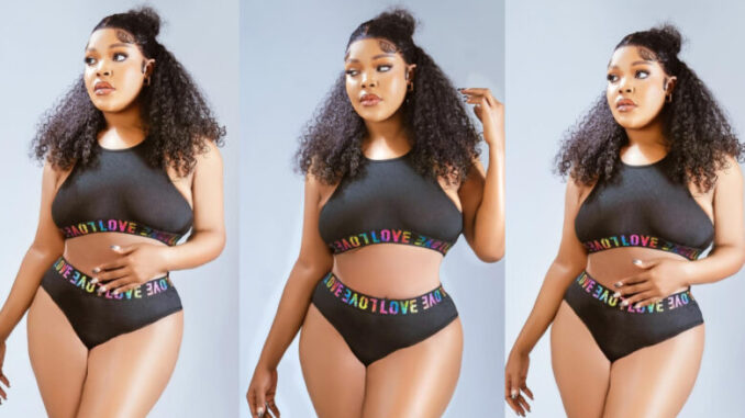 Elegance redefined: sultry ebony sensation flaunts her enticing figure